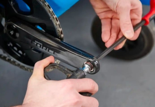 Montáž pedálů od ServisKol.com